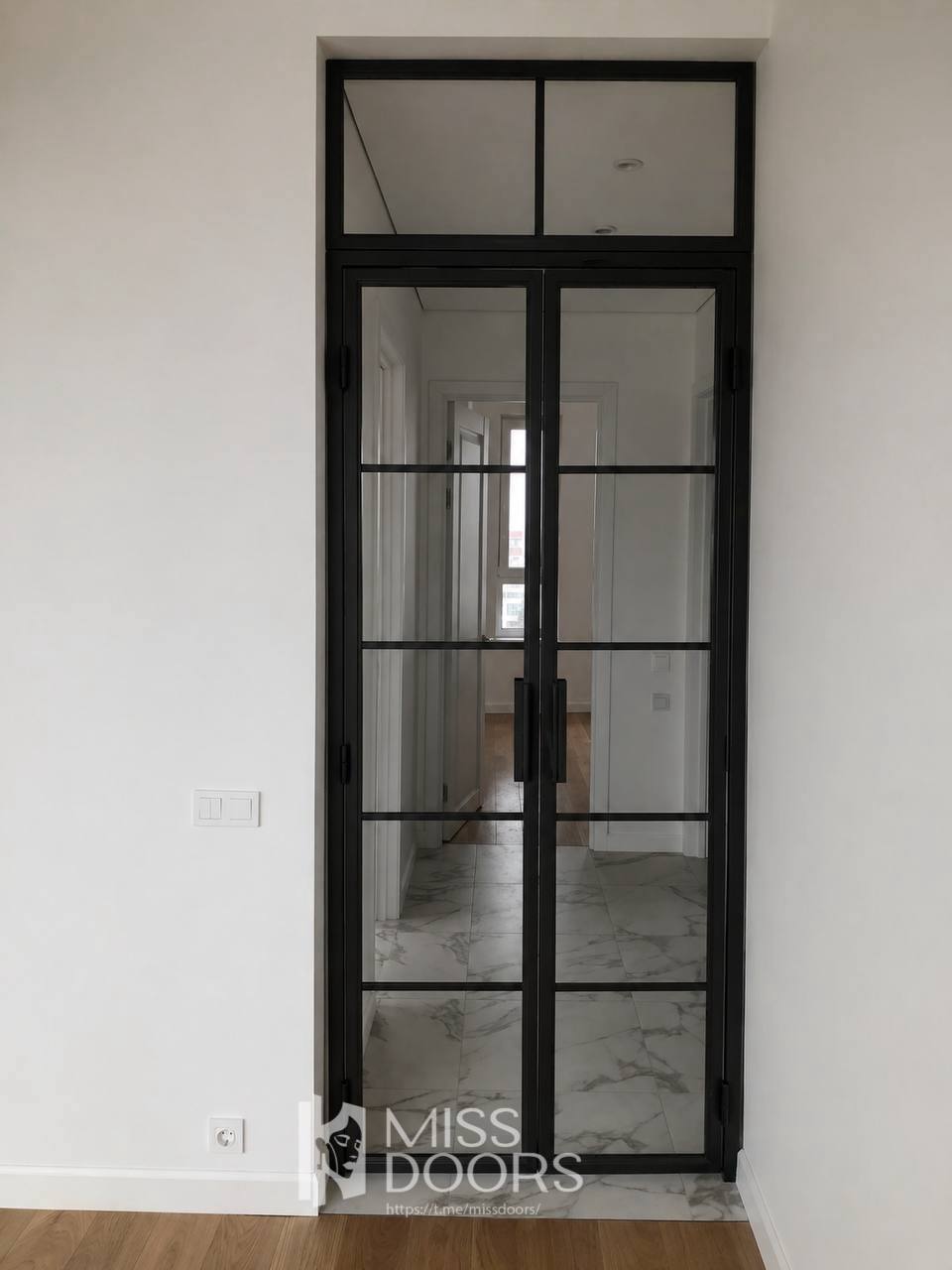 Распашная алюминиевая дверь с фрамугой — купить в Miss Doors